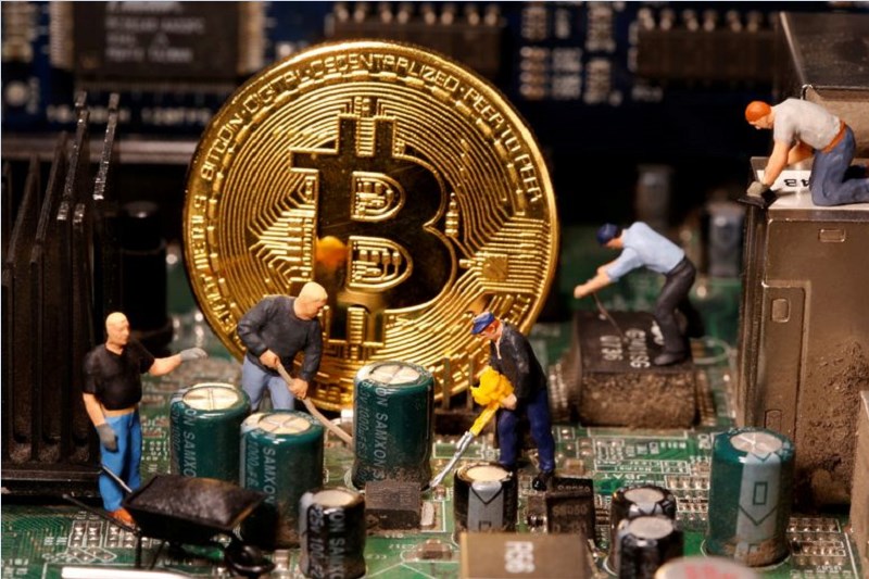 top-trader-henrik-zeberg-sees-bitcoin-(btc)-at-$42,000,-shares-top-altcoins-right-now