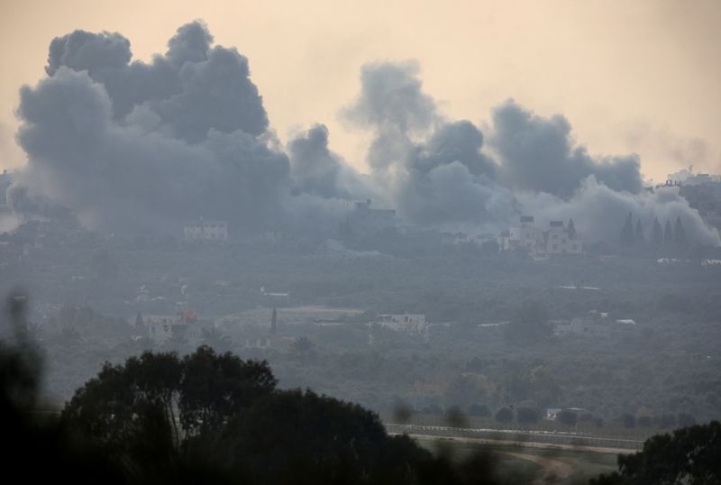 israeli-tanks-push-deep-into-central-gaza-town,-air-strike-kills-20-in-south
